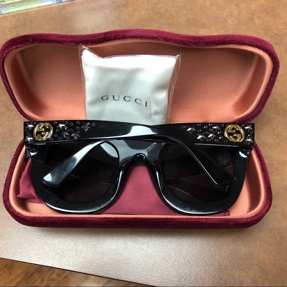 Authentic Gucci 0116s Black Sunglasses - Picture 3 of 5